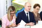 3 osoby przy podpisywaniu umów