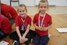 dziewczynki z medalami na podłodze