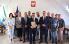 przedstawiciele gmin z podpisanymi umowami