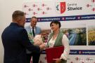 wręczenie nagrody dla pani sołtys z łąskiego pieca