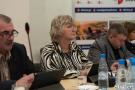 radny targaczewski, radna talaśka i radny janicki przy stole