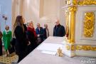 zebrani przy ołtarzu obserwują szczegóły z bliska