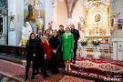 wspólne zdjęcie zebranych przed ołtarzem