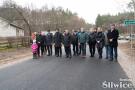 mieszkańcy, radni, wójt starosta na nowej drodze