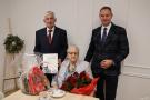 Pani Zofia Szamocka wraz z synem Wojciechem i Wójtem Danielem Kożuchem