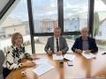 od lewej, skarbnik, wójt i wykonawca, podpisują umowę