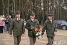 reprezentacja lasów państwowych niosących kwiaty