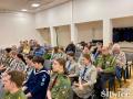 siedząca grupa harcerzy zgromadzona na spotkaniu