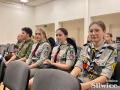 czterech siedzących harcerzy