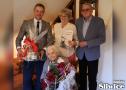 Jubilatka Leokadia Janiszewska wraz z wójtem Danielem Kożuchem oraz córką Sylwią i zięciem Jackiem Klimczak