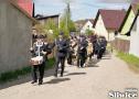 mężczyzna gra na werblu