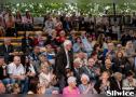 zebrani w ławkach