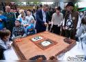 wójt kroi gigantyczny tort