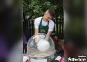 mężczyzna robi watę cukrową