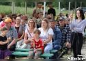 zebrani siedzą na ławkach