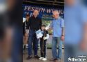chłopiec z nagrodą za pierwsze miejsce