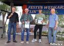 dwóch mężczyzn z nagrodami i dyplomami