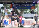 zebrani przed sceną