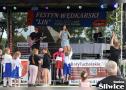 dzieci przed sceną