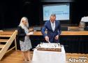 wójt kroi tort