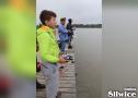 chłopiec steruje modelem
