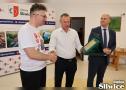 wójt wręcza nagrodę i podziękowanie dla wikarego