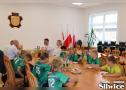 wspólne świętowanie przy stołach