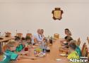 rozmowy przy stołach ministrantów