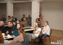 dziewczynki czekają na swój występ