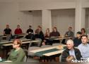 zebrani siedzą przy stołach