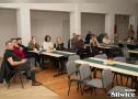 zebrani przy stołach