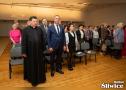 zebrani śpiewają hymn