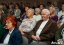 zebrani siedzą na krzesełkach