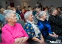 seniorzy słuchają wykładu