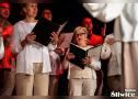 chór śpiewa patrząc na dyrygentkę
