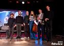 zwyciężczyni gitariady razem z jury, wójtem i prowadzącym 