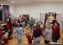 rodzice i dzieci bawią się na sali