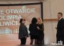 sołtysi przekazują rzeczy dla dyrekcji