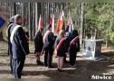 dzieci wprowadzają sztandar