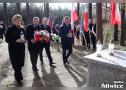 przedstawiciele urzędu gminy w śliwcach idą z kwiatami i zniczami