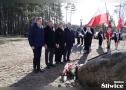 reprezentanci urzędu gminy w śliwicach przed pomnikiem