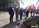 radni kłaniaja się przed pomnikiem