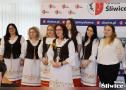 była dyrektor przedszkola, w tle inne osoby z przedszkola