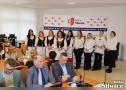 przedstawiciele borowiaczka, w tle grafika śliwic