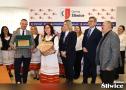 wójt, radni i ilona kiełpińska pozują z podziękowaniami