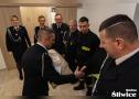 sołtys Daniel procek wręcza ubranie