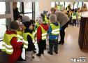 zastępca wójta rozdaje cukierki dzieciom