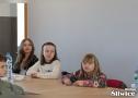 3 dziewczyny siedzą obok siebie