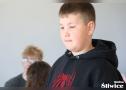 chłopiec stoi i czeka za wynikiem