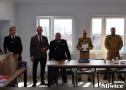 przedstawiciel psp trzyma dyplom